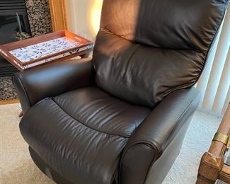 . . . this is a like-new leather recliner -- black