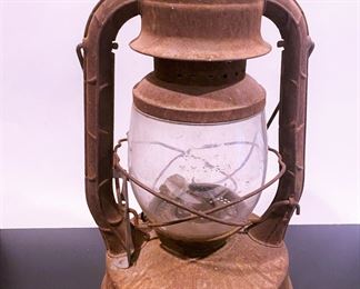 Old Lantern No 2 D-Lite by Dietz ........To register in order to place bids go to www.capitolsalesservices.hibid.com