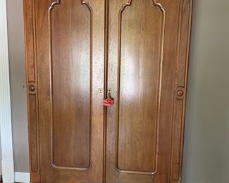 Knockdown armoire/cupboard