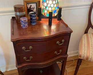 Great side table - and check out that colorful lamp!