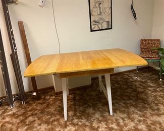 Great drop leaf table with contrasting white base