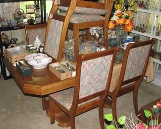 Very nice oak table with 6 chairs