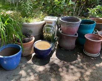 Many large and medium sized pots for plants and gardening