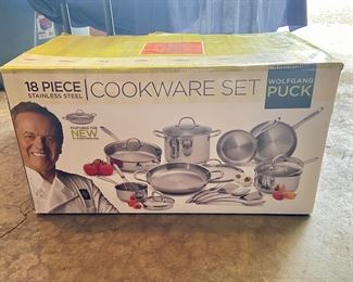 Wolfgang Puck 18pc cookware set; unused