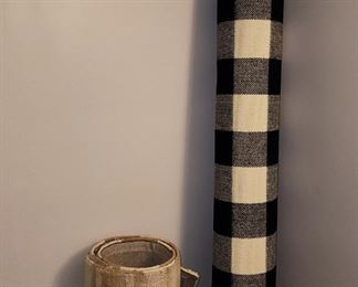 Lg 9 x 12 blk and white rug