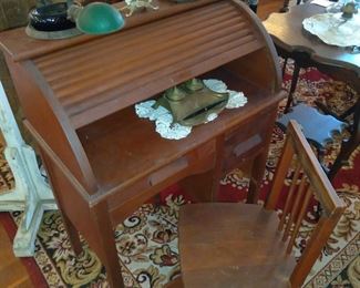 Child's roll top with org chair