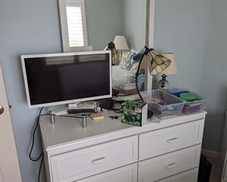 White dresser w/mirror