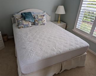 Queen bed w/headboard
