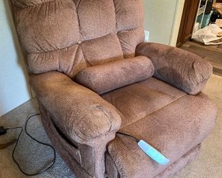 Lift chair for big & tall, only used a couple of times, excellent condition. $500
WE PRE-SALE FURNITURE! Contact us to make an appointment: Bill Anderson 615-585-9301 or Diane Cox 865-617-0420
