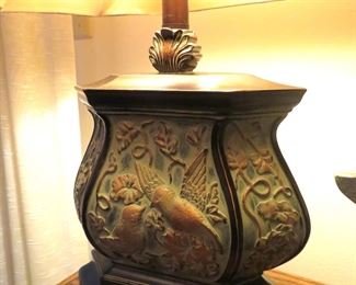 Good looking table lamp with bird decoration