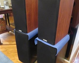 Spotless and functional pair of Polk Audio speakers model TSi200 (cherry finish)