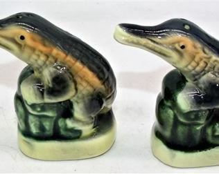 Lot 051  
Crocodile salt & pepper