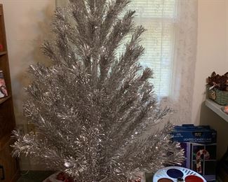Tinsel tree in fantastic condition - comes with light - has original box with sleeves to protect the branches 