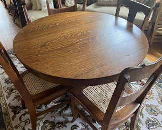 Beautiful oak table (no leaves) 