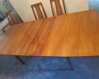 Gorgeous Mid Century Modern table with 2 leaves...