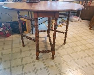 Drop leaf gate-leg table