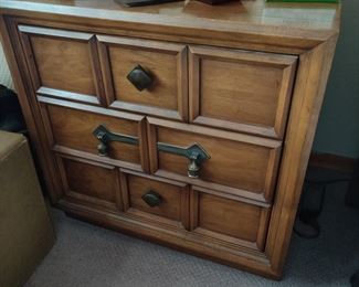 (1) nightstand