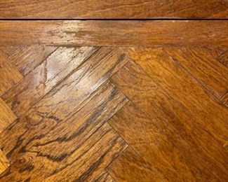 Close up of grain of table, very pretty.