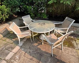 PATIO SET UMBRELLA INCL 