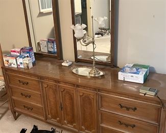 BEAUTIFUL DRESSER Lamp