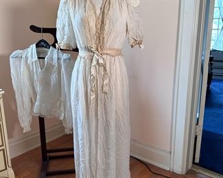 Vintage night gown robe/cover-up with satin and lace accents, size XS