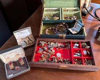 Group of cufflinks, tie tacks, buttons and pins in green felt lined jewelry box