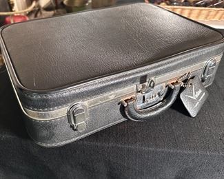 Vintage Ventura travel suitcase (does not lock) some wear 13" x 17"