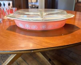 Pyrex 1-1/2 quart pink daisy oval casserole with divided lid, good condition