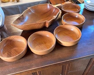 Large leaf shape serving bowl and 5 small Wolverine serving bowls