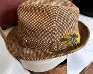 Dobbs hat 7-1/4 in light golden brown/tan and yellow/black feather