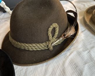 Dolmitenhut Austrian hat with long brown feathers and robe band