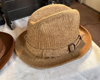 Unmarked Dobbs/style hat in tan size large