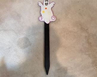 Outdoor wooden spike with metal ghost 30"H