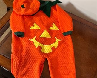 Size L toddler pumpkin outfit (looks like an 18-24mo. size)