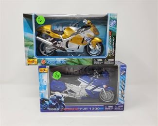 Maisto Lot of 2 Blue White and Gold White Motorcycles 1 12 Scale