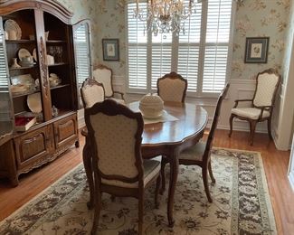 Thomasville Dining Room Set, Table w/ 6 Chairs & 2 leaves. Rug, Display cabinet 