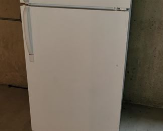 Frigidaire, freezer/ refrigerator.  Sizes and specs