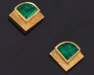 Ladies Vintage Pair of Gold and Emerald Ear Studs 