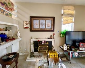 Room after room of goodies. Lots of cute little antique round tables some farmhouse, 19 century, others cute little shabby chic white painted… Aquos TV 