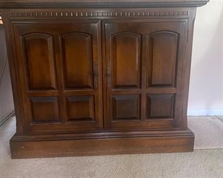 Ethan Allen side board/server (top opens to double size)