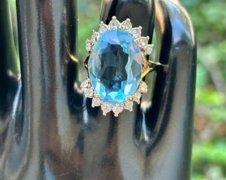 14K Gold Ring with Large Oval Aquamarine Stone & Diamonds