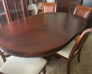 Table has one leaf and a grand pedestal