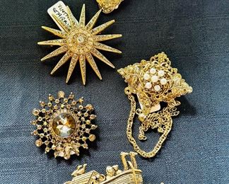 Large number of fashion jewelry brooches and pins