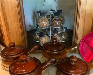 Spices, individual French onion soup bowls