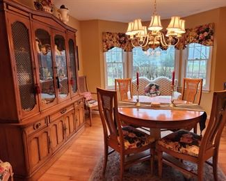 Dining Room w/2 leaves, 6 Chairs & Hutch