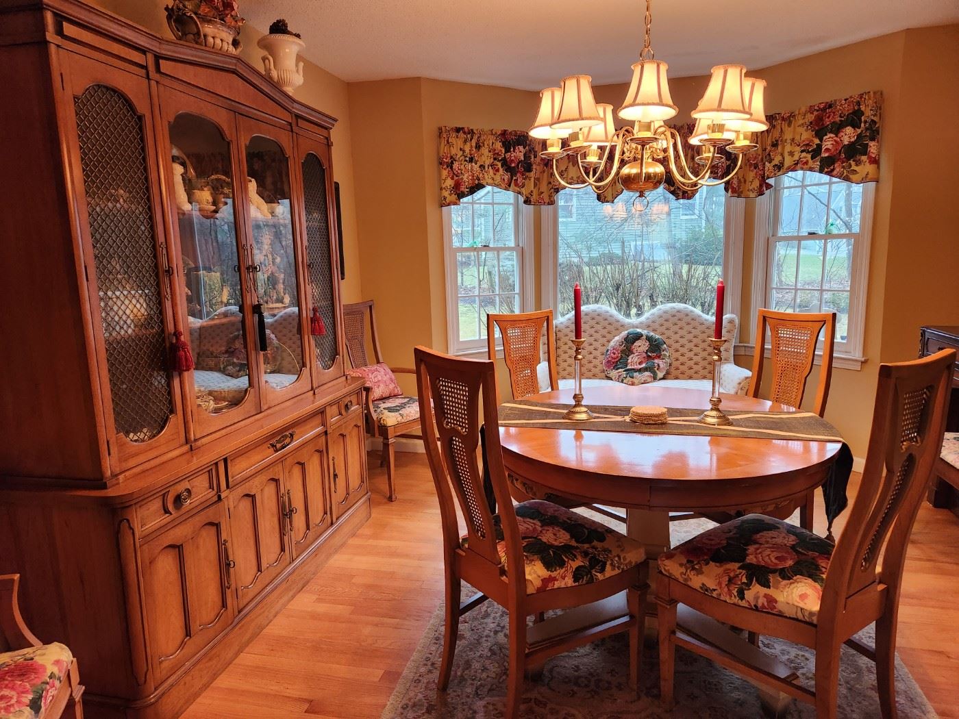 Dining Room w/2 leaves, 6 Chairs & Hutch