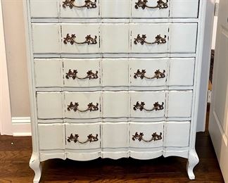 Beautiful French Provencial chest of drawers.