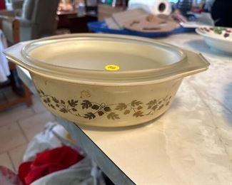 VINTAGE GOLDEN ACORN PYREX DISH WITH LID
