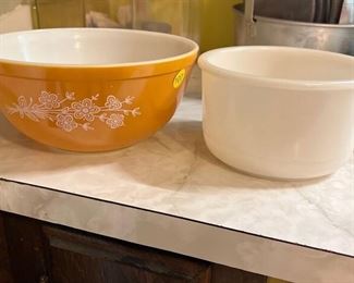  PYREX BUTTERFLY GOLD MIXING BOWL & VINTAGE STAND MIXER BOWL