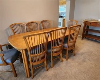 Quality dinning table with 2 leafs 